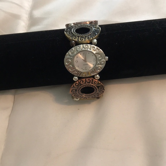 Stretchy bracelet watch - Picture 2 of 4